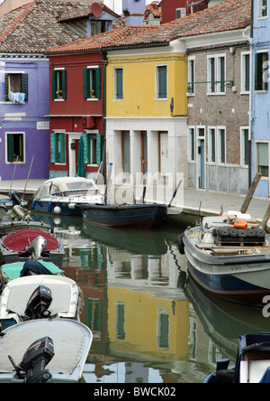 Maisons peintes de couleurs vives en Burano - Venise Banque D'Images