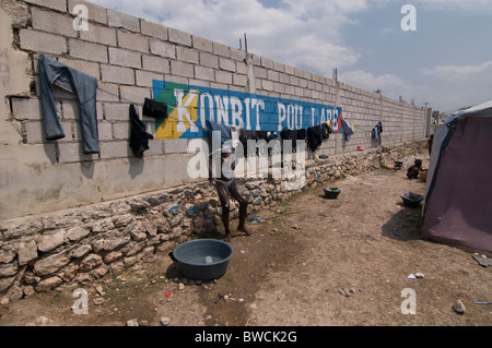 Une personne se lave jusqu'à un camp de fortune pour les survivants d'un séisme de magnitude 7,0 qui a frappé Haïti le 12 janvier 2010 à Port-au-Prince Banque D'Images