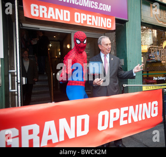 Le maire de New York Michael Bloomberg et Spider-Man s'affichent au magasin de centre ville de Midtown Comics à New York Banque D'Images