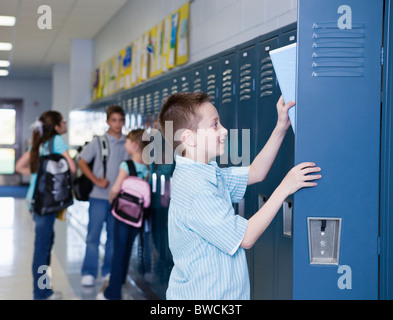 États-unis, Illinois, Metamora, écoliers (8-9, 10-11) à des casiers dans le couloir de l'école Banque D'Images