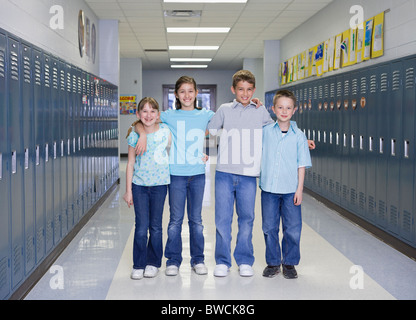 États-unis, Illinois, Metamora, Portrait d'enfants (8-9, 10-11) dans le corridor de l'école Banque D'Images