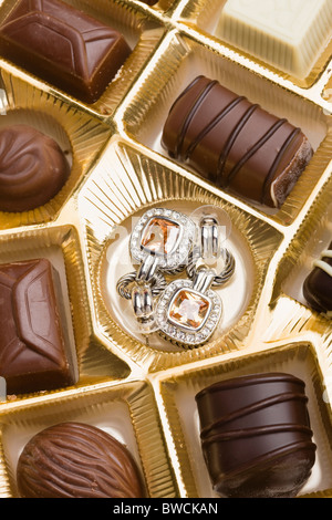 États-unis, Illinois, Metamora, paire de boucles dans une boîte de chocolats Banque D'Images