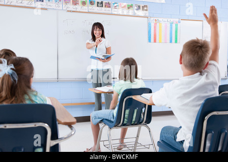 États-unis, Illinois, Metamora, enseignant et élèves (8-9) in classroom Banque D'Images