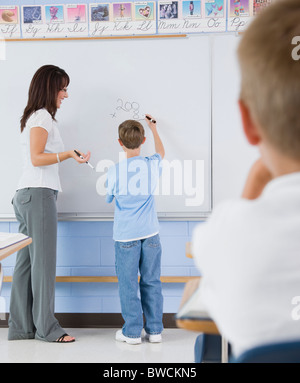 États-unis, Illinois, Metamora, enseignant et élèves (8-9) in classroom Banque D'Images