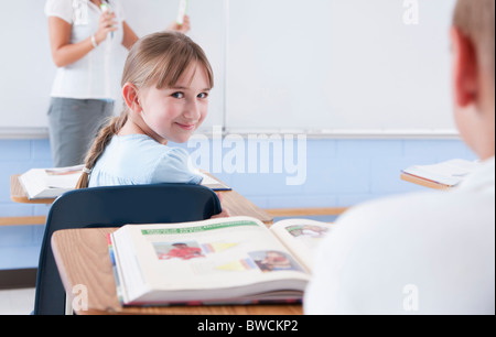 États-unis, Illinois, Metamora, enseignant et élèves (8-9) in classroom Banque D'Images