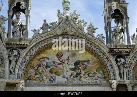 L'un des quatre lunettes sur la façade de la Basilique de la Place St Marc Banque D'Images