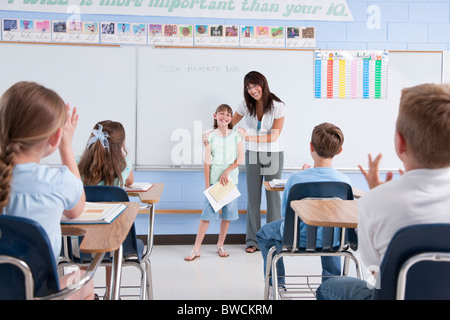 États-unis, Illinois, Metamora, enseignant et élèves (8-9) in classroom Banque D'Images