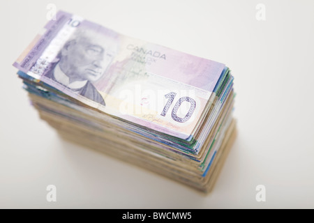 États-unis, Illinois, Metamora, Studio shot of pile de billets de banque canadiens Banque D'Images