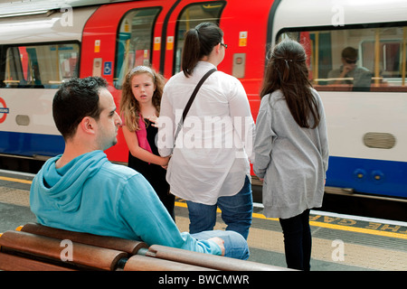 Samedi matin, une mère et un père et ses deux filles, attendre un Jubilé London Underground train de tube. DAVID MANSELL Banque D'Images