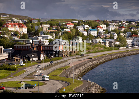 Vue sur village Viking Hafnarfjordur, & restaurant Fjorukrain (L), de l'hôte du festival viking, une plus grande région de Reykjavik, Islande Banque D'Images