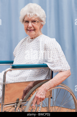 États-unis, Illinois, Metamora, Portrait of senior woman in wheelchair Banque D'Images