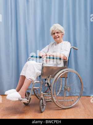 États-unis, Illinois, Metamora, Portrait of senior woman in wheelchair Banque D'Images