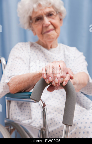 États-unis, Illinois, Metamora, Portrait of senior woman holding fauteuil roulant et canne à sucre Banque D'Images