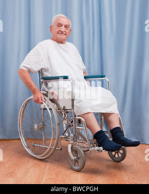 États-unis, Illinois, Metamora, Portrait of senior man sitting on wheelchair Banque D'Images