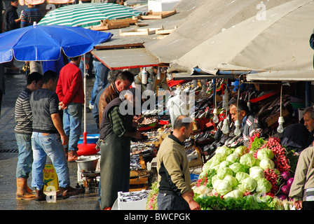 ISTANBUL, TURQUIE. Le marché aux poissons (balikcisi) par la Corne d'or dans le quartier de Karakoy Beyoglu. 2010. Banque D'Images