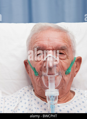 États-unis, Illinois, Metamora, Portrait of senior man with oxygen mask lying in hospital bed Banque D'Images