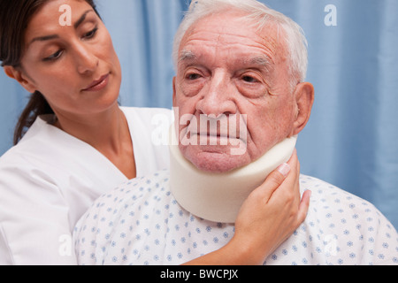 États-unis, Illinois, Metamora, femme médecin neck brace fixation sur le cou de l'homme Banque D'Images