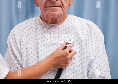 États-unis, Illinois, Metamora, Female doctor examining senior man Banque D'Images