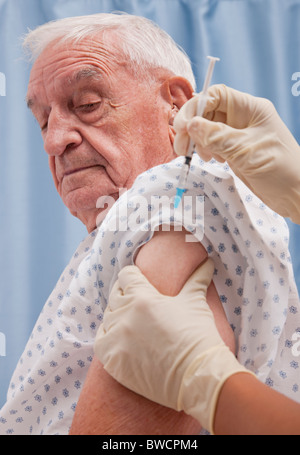 États-unis, Illinois, Metamora, Senior man receiving injection Banque D'Images