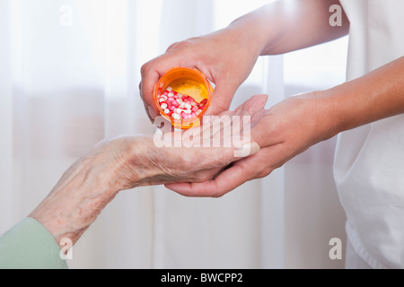 États-unis, Illinois, Metamora, infirmière donnant des pilules pour senior woman, close-up of hands Banque D'Images