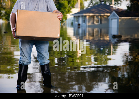 États-unis, Illinois, Chillicothe, Man holding cardboard box Banque D'Images