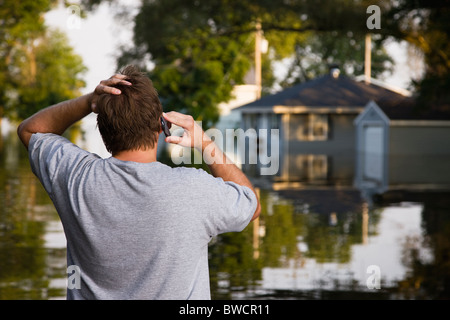 États-unis, Illinois, Chillicothe, Mid adult man talking on phone, vue arrière Banque D'Images