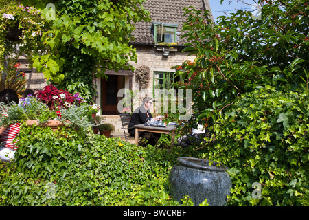 En plein air au restaurant l'Olive Branch, Clipsham, Rutland. Banque D'Images