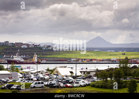 Voitures garées lors de commémorations de l'indépendance. Hafnarfjordur, une plus grande région de Reykjavik, Islande. Banque D'Images