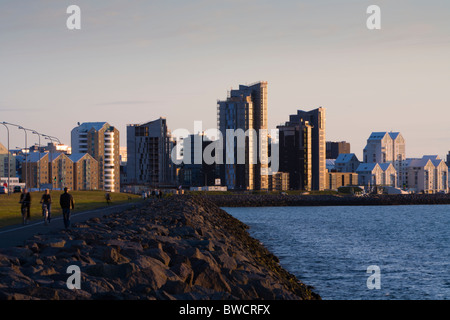 Personnes à pied et profiter du soleil de minuit. Reykjavik Islande Banque D'Images