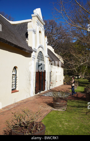 Femme marche dans la bibliothèque, Vergelegen Wine Estate, Somerset West, Western Cape, Afrique du Sud Banque D'Images