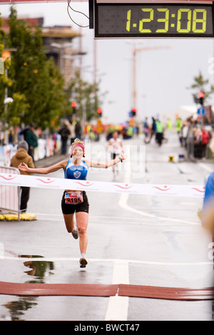 Martha Ernstdottir, gagnant, le semi-marathon 2009 Marathon de Reykjavik. Reykjavik Islande Banque D'Images