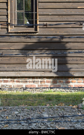 La ligne externe de clôtures de barbelés dans KL Auschwitz, qui était auparavant un camp nazi maintenant un musée Banque D'Images