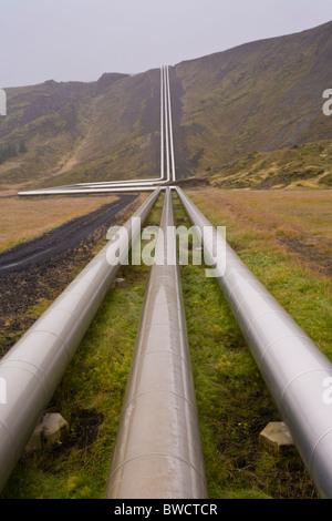 Les tuyaux d'eau chaude que le plomb de géothermique de Nesjavellir dans le sud de l'Islande à la plus grande zone de Reykjavík. Banque D'Images