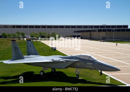 F-15 avions exposés dans le sol de mosaïque avec les dortoirs du Air Force Academy de Colorado Springs, Colorado, États-Unis. Banque D'Images