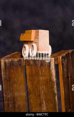 Voiture jouet en bois. Banque D'Images