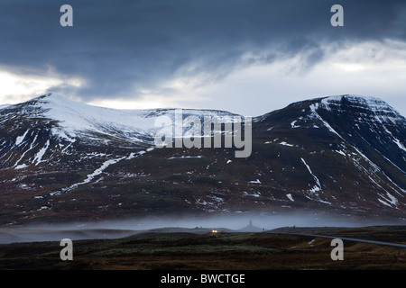 Voiture roulant en direction de Lloret de Mar, un petit village de Skagafjordur, nord-ouest de l'Islande. Banque D'Images