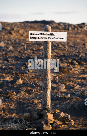 Panneau disant "pont entre deux continents", près de la ville de Hafnir, péninsule du Sud (Vidéo), l'Islande. Banque D'Images