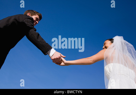 États-unis, Illinois, Metamora, Bride and Groom holding hands Banque D'Images