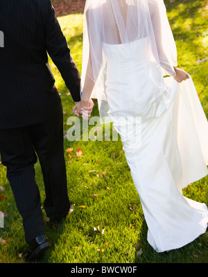 États-unis, Illinois, Metamora, Bride and Groom holding hands Banque D'Images