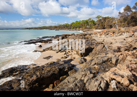 Des formations de roche de granit sur la plage dans le Nord de la Tasmanie Bridport Banque D'Images