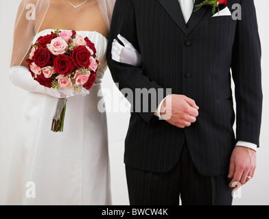 États-unis, Illinois, Metamora, Bride and Groom standing arm in arm Banque D'Images