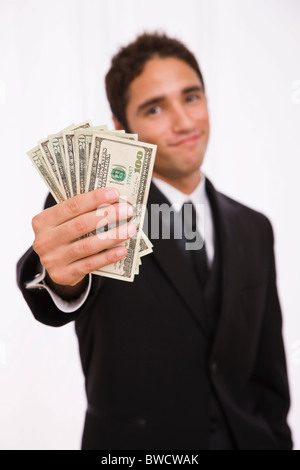 États-unis, Illinois, Metamora, Studio shot businessman holding se déploient en billets en euros Banque D'Images