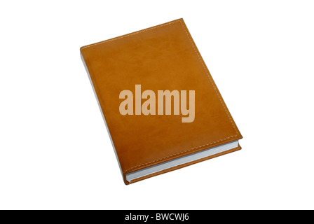 Livre en cuir brun isolé sur fond blanc. Banque D'Images
