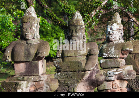 Sculptures en pierre du pont frontière au temple Angkor Thom à Angkor. Le Cambodge. Asie Banque D'Images