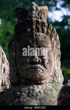 Sculptures en pierre du pont frontière au temple Angkor Thom à Angkor. Le Cambodge. Asie Banque D'Images