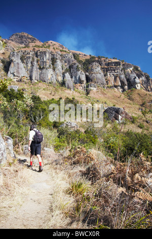 Homme randonnée dans la réserve naturelle de bord du Moine, Ukhahlamba-Drakensberg Park, KwaZulu-Natal, Afrique du Sud Banque D'Images