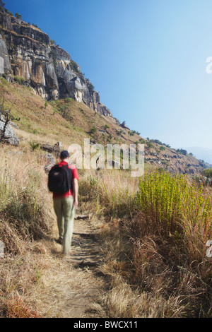 Homme randonnée dans la réserve naturelle de bord du Moine, Ukhahlamba-Drakensberg Park, KwaZulu-Natal, Afrique du Sud Banque D'Images