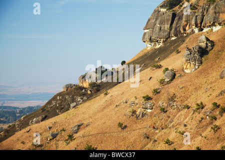 Les gens de la randonnée dans la réserve naturelle de bord du Moine, Ukhahlamba-Drakensberg Park, KwaZulu-Natal, Afrique du Sud Banque D'Images