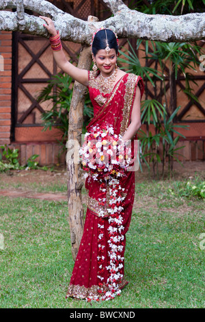 Mariée traditionnelle du Sri Lanka à la suite de son mariage, Sri Lanka Banque D'Images