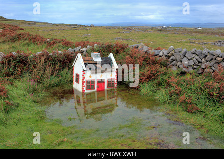 Maison de jouets dans l'eau, les îles d'Aran, Irlande, comté de Galway Banque D'Images